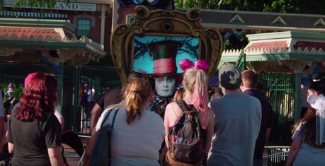 Johnny Depp sorprende a los viandantes en esta valla disfrazado del Sombrero Loco