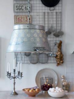 Con uno de esos antiguos coladores metálicos de la abuela