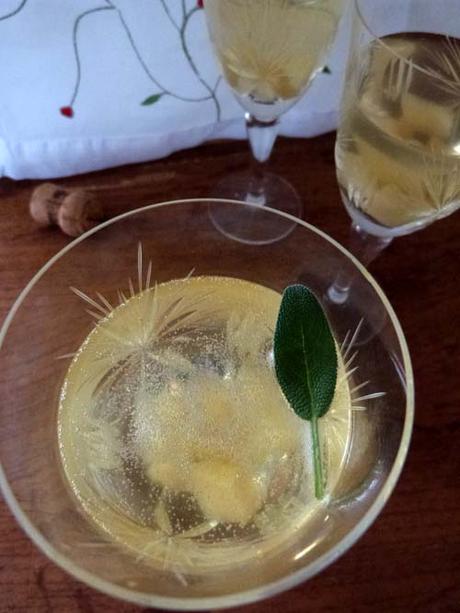 frutas + hierbas + espumante | para brindar en san valentín