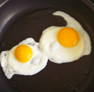 freir huevos