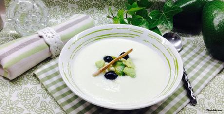 Sopa fría de melón y pepino con feta y aguacate