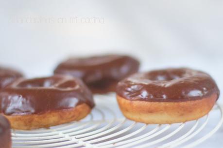 Donuts caseros con cobertura de chocolate