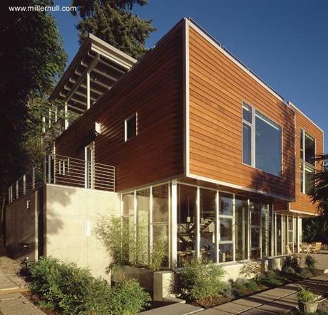 Casa americana de madera contemporánea sobre un lago.