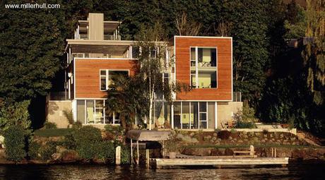 Casa americana de madera contemporánea sobre un lago.