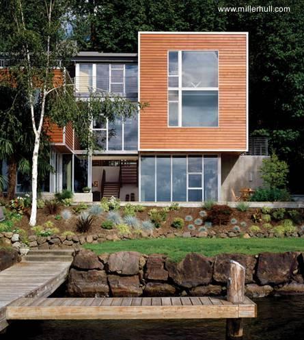 Casa americana de madera contemporánea sobre un lago.