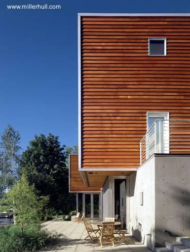 Casa americana de madera contemporánea sobre un lago.