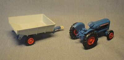 Tractor Fordson con acoplado volcador