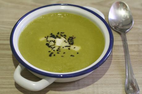 Crema de Pak Choi con Cúrcuma y Dados de Scamorza Ahumada