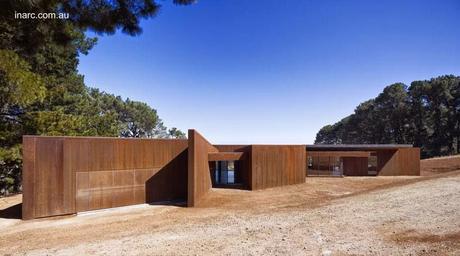 Residencia contemporánea cubierta de metal oxidado casa de fin de semana en Australia