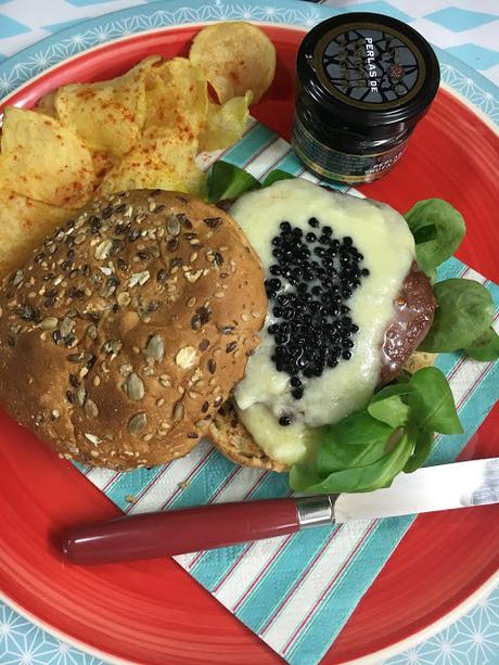 Hamburguesa De Buey Con Crema De Queso San Simón Y Perlas De Trufa