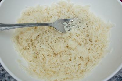Pimientos griegos rellenos de arroz, pasas, nueces y queso feta