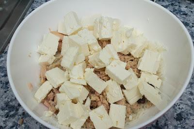 Pimientos griegos rellenos de arroz, pasas, nueces y queso feta