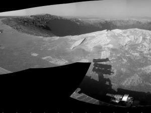 El rover Opportunity estudía un cráter del tamaño de un campo de fútbol en Marte