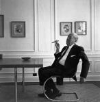 Mies fumando un puro