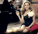 Carrie Bradshaw y sus inseparables Marlboro lights en -the sex and the city-