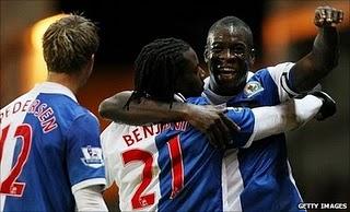 Doblete de Mwaruwari en el triunfo del Blackburn Rovers ante el Liverpool( 3-1 )