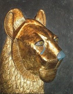 Sekhmet. med: 47x58x12 cm.