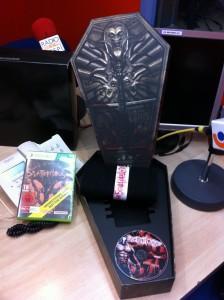 Lo sentimos por las manchas de sangre. Saeba no lo soltaba. Lo sentimos por las manchas de sangre. Saeba no lo soltaba.