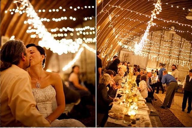 Banquete en un granero iluminado con guirnaldas de luces