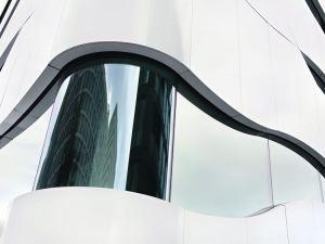 2 ALUMINIO BLANCO. EL MATERIAL DE LA FACHADA FUE MOTIVO DE DISCUSIÓN CON LAS AUTORIDADES, YA QUE NO SE AJUSTA A LA SEVERA NORMATIVA DE POTSDAMER PLATZ. Clarín, Suplemento Arquitectura