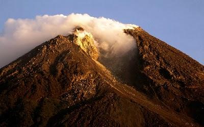 Volcán Anak Krakatoa amenaza Indonesia, prevén evacuaciones