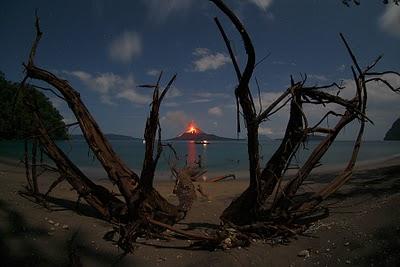Volcán Anak Krakatoa amenaza Indonesia, prevén evacuaciones