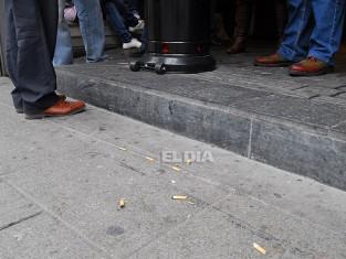 Los bares podrán colocar en la calle estufas para los fumadores