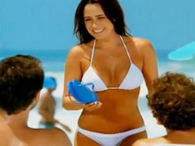 Uso y abuso del phosothop: La modelo Fernanda Vasconcelos aparece sin ombligo en un anuncio