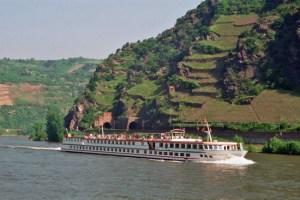 Naufraga en el Rin un barco cisterna con más 2.000 toneladas de ácido sulfúrico a bordo