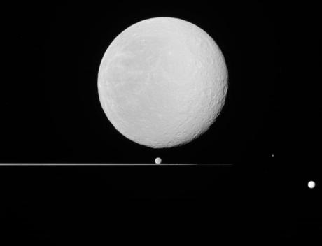 Imágenes de Cassini durante su reciente sobrevuelo a Rea