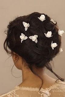 Florcitas en el tocado de la novia