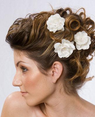 Florcitas en el tocado de la novia