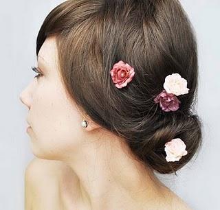 Florcitas en el tocado de la novia