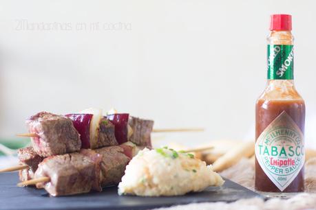 como preparar Brochetas de solomillo con tabasco chipotle con guarnición de cremoso de patatas y queso crema