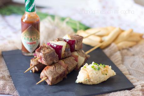 como preparar unas deliciosas brochetas de solomillo con tabasco chipotle con cremoso de patatas y queso crema
