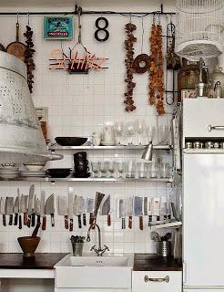 25 maneras de poner unas baldas en tu cocina