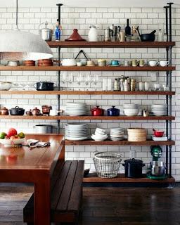 25 maneras de poner unas baldas en tu cocina