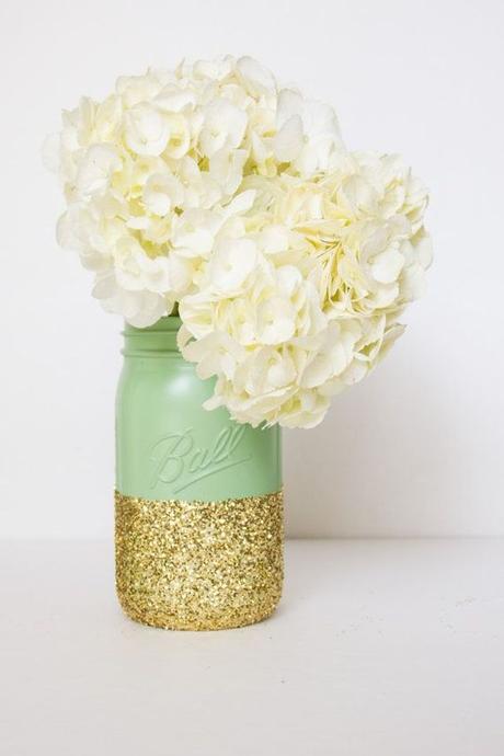pretty mason jar vase--mostly love it for the glitter!!   Creative DIY Things to Do With a Mason Jar | StyleCaster: 