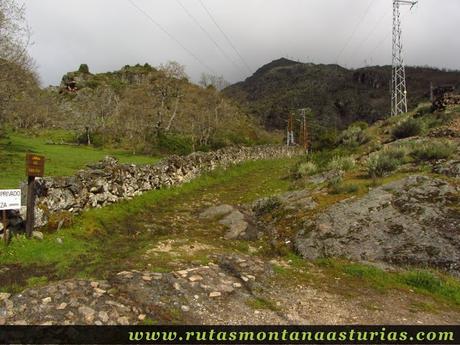 Inicio de la senda del Cárdena tras cruzar la carretera