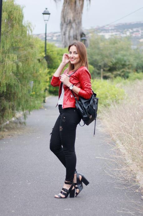 La cazadora roja, porque no siempre tiene que ser negra