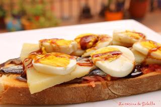 Tosta de anchoas, queso, huevos y reducción de vinagre al Pedro Ximenez