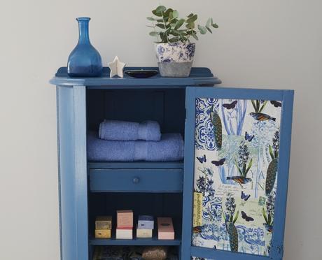 Un mueble azul en casa