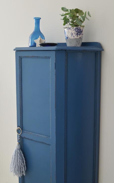 Un mueble azul en casa