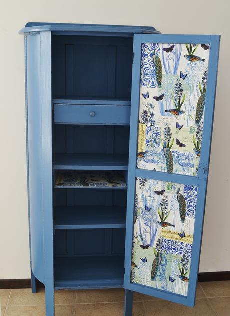 Un mueble azul en casa