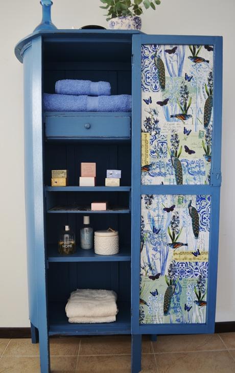Un mueble azul en casa