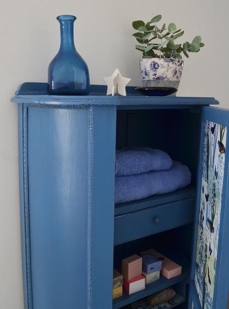 Un mueble azul en casa