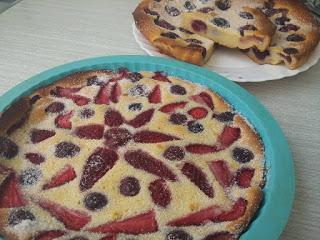 TARTA DE CEREZAS Y CHOCOLATE BLANCO CON HELADO DE NATA TARTA DE CEREZAS Y CHOCOLATE BLANCO CON HELADO DE NATA