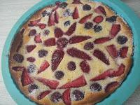 TARTA DE CEREZAS Y CHOCOLATE BLANCO CON HELADO DE NATA TARTA DE CEREZAS Y CHOCOLATE BLANCO CON HELADO DE NATA