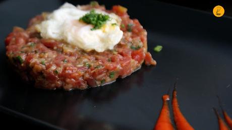 Steak tartar con huevo de codorniz y trufa en la Chusquery Madrid