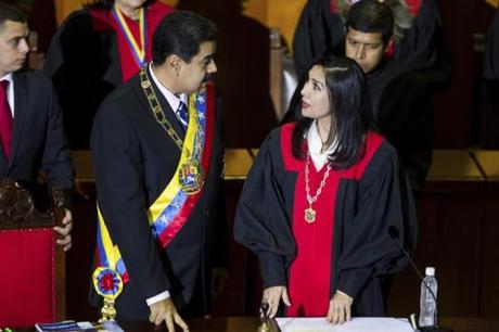 Podemos doctoró juez estrella de Maduro